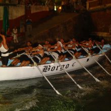 Passaggio sotto il ponte alla Coppa Barontini del 2003.