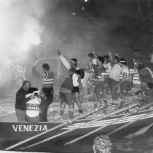 Festeggiamenti a bordo del Venezia per il successo del 1984.