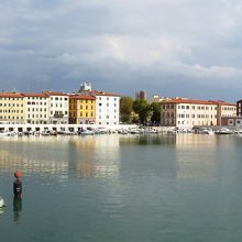 La Darsena Nuova vista dal ponte girevole del Porto Mediceo.